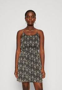 Rochie cu model alb și negru, cu bretele subțiri, talie strânsă și fustă fluidă. Prezintă motive florale pe întreaga suprafață.
