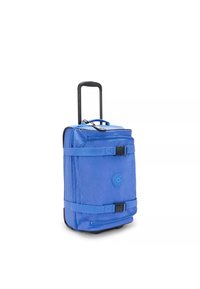 Valigia blu con ruote, di forma rettangolare, realizzata in tessuto resistente, dotata di cinghie regolabili, tasca anteriore con zip e maniglia.