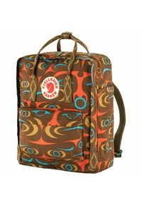 Brauner Rucksack mit mehrfarbigen abstrakten Mustern in Rot, Blau und Gelb. Enthält eine Fronttasche und verstellbare Schultergurte.