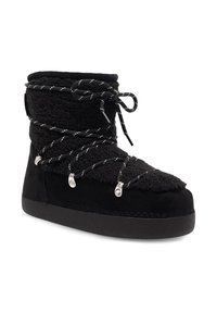 Fekete csizma bolyhos textúrájú felsőrésszel, fűzős díszítéssel és ezüst kiegészítőkkel. Vastag talppal rendelkezik a további támasz érdekében.