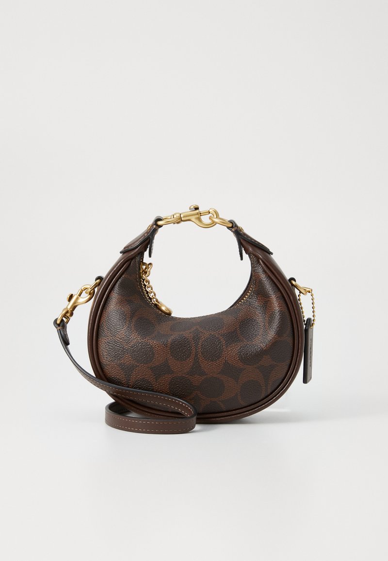 Borsa a mano in pelle marrone con forma arrotondata, caratterizzata da un motivo monogram, hardware dorato, manico corto e tracolla removibile.