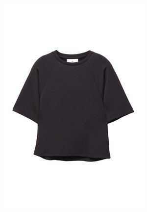 Svart kortärmad t-shirt med rund halsringning och raglanärmar, med en rak nederkant, uppställd mot en vit bakgrund.