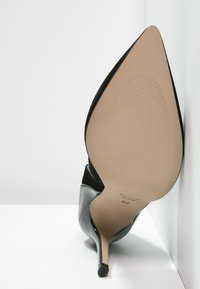 Černý vysoký podpatek s špičatou špičkou. Vyrobeno z hladké kůže a semiše, s zakřiveným podpatkem a texturovanou podrážkou. Velikost 37.