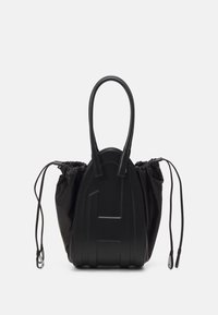 Sac à main en cuir noir avec des anses hautes et des côtés à cordon réglables, panneau avant structuré, debout sur fond blanc.