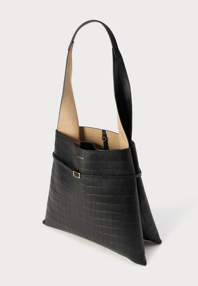 Bolso de piel negro con estampado de cocodrilo, con una amplia y plana correa para el hombro, apertura superior y un diseño minimalista. Presenta un detalle en oro.
