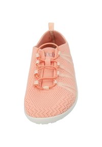 Scarpa a maglia rosa chiaro con tomaia texturizzata, lacci elastici e suola in gomma bianca. Senza marchi evidenti, design a punta arrotondata.