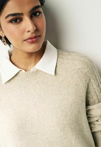 Next Stickad tröja - neutral brown