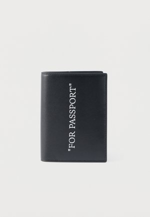Μαύρη δερμάτινη θήκη διαβατηρίου με λευκό κείμενο «FOR PASSPORT» τυπωμένο κάθετα στη μέση του εμπρόσθιου μέρους, πάνω σε λευκό φόντο.
