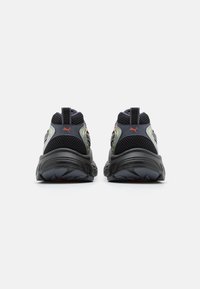 Puma MORPHIC - Cestná bežecká obuv - black/redmazing