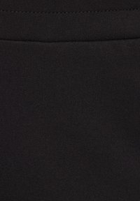 Schwarzer Stoff mit einer glatten, dehnbaren Textur; hat ein dezentes geripptes Design am oberen Rand. Insgesamt eine einheitliche dunkle Farbe ohne Muster.