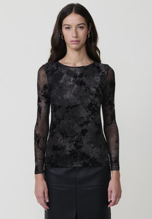 Top negro de manga larga hecho de tela transparente con un patrón floral, con un escote redondo y un acabado suave, ligeramente texturizado.
