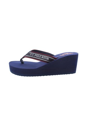 Flip-flop a zeppa in blu navy con suola in gomma, cinturino in tessuto con logo "U.S. POLO ASSN" e dettagli rossi, texture liscia e forma arrotondata.