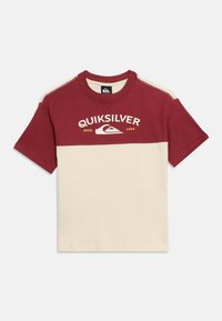 Κοντομάνικο T-shirt με μπορντό πάνω μέρος και μπεζ κάτω μέρος, με κείμενο και λογότυπο "QUIKSILVER ESTD. 1969" στο στήθος.
