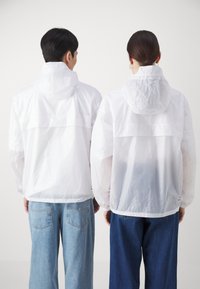 Tommy Jeans TECH GLOSS CHICAGO UNISEX - Sommerjakke - white