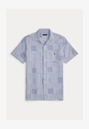 Μπλε και λευκό πουκάμισο patchwork από ύφασμα seersucker με κοντά μανίκια, εμπρόσθιο κούμπωμα με κουμπιά και τσέπη στο αριστερό στήθος με μικρό κεντητό λογότυπο.