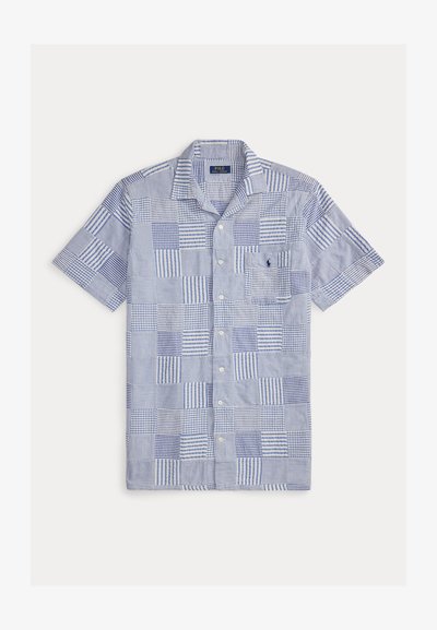 Μπλε και λευκό πουκάμισο patchwork από ύφασμα seersucker με κοντά μανίκια, εμπρόσθιο κούμπωμα με κουμπιά και τσέπη στο αριστερό στήθος με μικρό κεντητό λογότυπο.