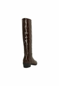 Bottes montantes en cuir verni marron avec une finition lisse et brillante, un bout arrondi et un petit talon carré.