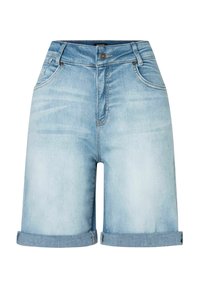 Pantalones cortos de mezclilla azul claro con dobladillos enrollados, botón frontal, cremallera, pasadores y bolsillos frontales, exhibidos sobre un fondo blanco.