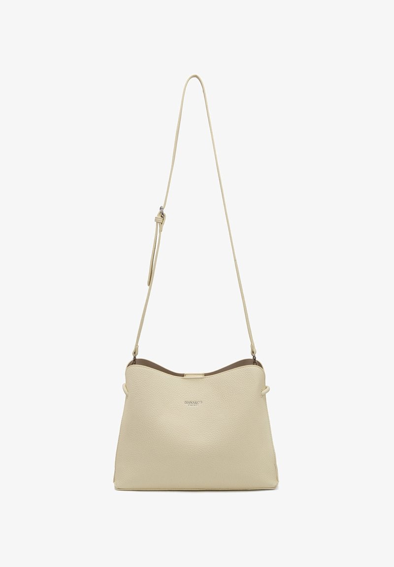 Sac à bandoulière en cuir beige avec sangle réglable, bord supérieur incurvé, et petit logo de marque DIANA & CO centré sur le devant.