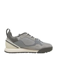 Baskets basses gris et blanc avec panneaux en mesh et en daim, lacets blancs et semelle texturée, vues de côté sur fond blanc.