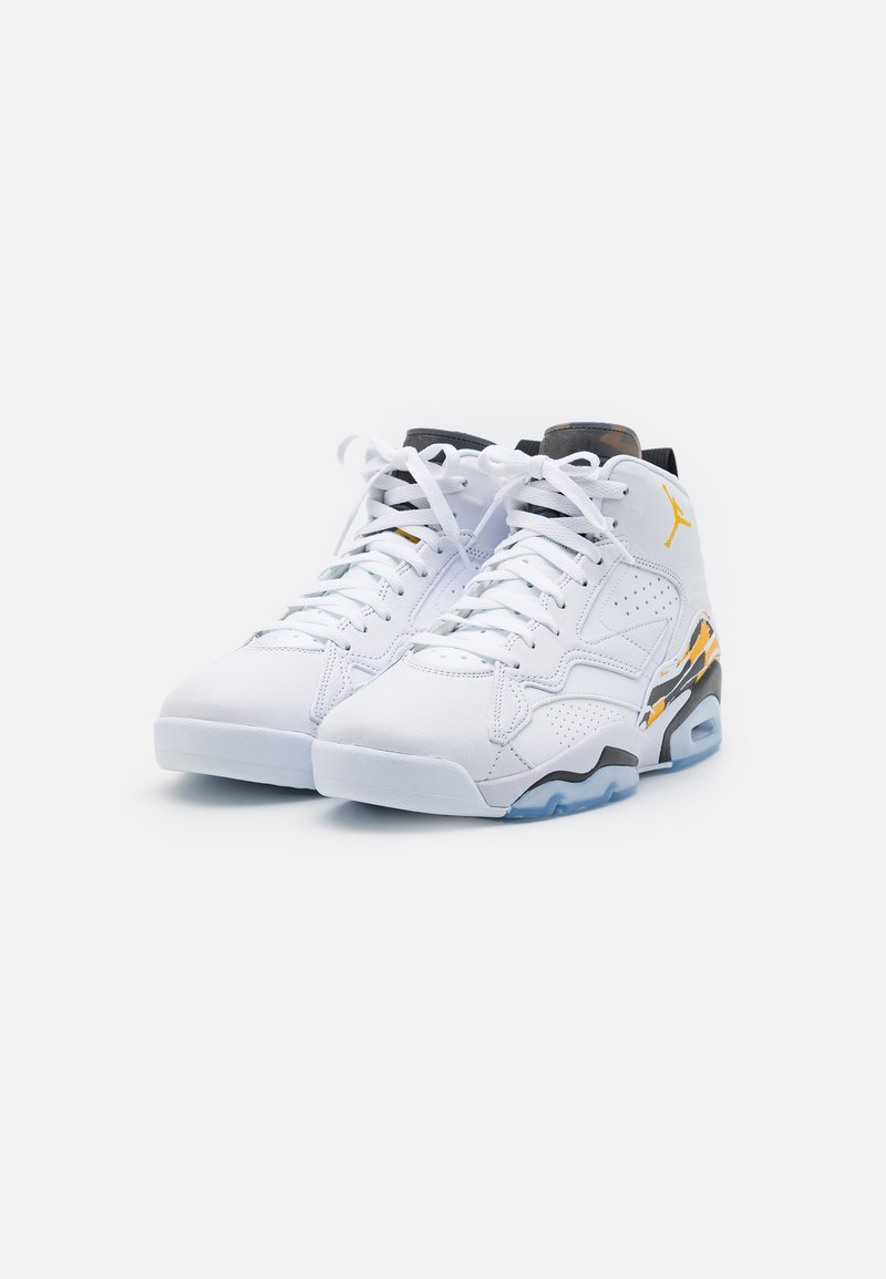 Białe wysokie sneakersy z szarymi i żółtymi akcentami, górna część z gładkiej skóry, teksturowane panele boczne oraz gumowa podeszwa z lodowobłękitnymi detalami.