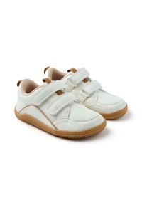 Zapatos de cuero blancos con dos correas de velcro, acentos en color marrón, suela de goma texturizada y puntera redondeada. Presentan detalles cosidos y una lengüeta.