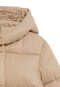 Beige polstret vinterjakke med høj krave og trykknaplukninger, vist fra den øverste front og højre side på hvid baggrund.