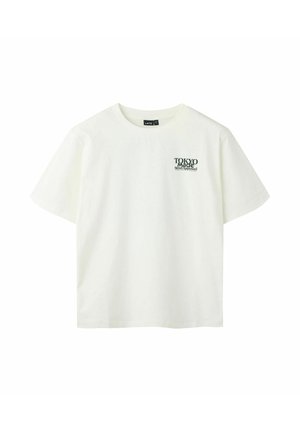 T-shirt blanc à manches courtes avec un petit texte noir "TOKYO Made Street Approved" en haut à gauche de la poitrine.