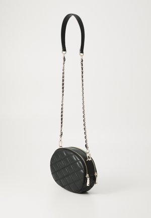 Czarna okrągła pikowana torba na ramię z podwójnymi złotymi suwakami i łańcuszkiem przeplatanym czarną skórą.