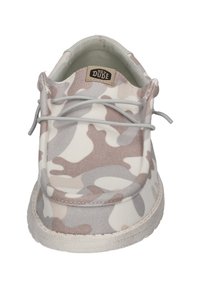 Beżowe i szare buty w kamuflażu, wykonane z miękkiego, teksturowanego materiału, bez sznurówek, z białą gumową podeszwą. Logo "Hey Dude" na języku.