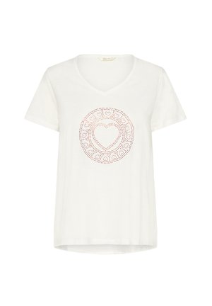 Weißes V-Ausschnitt-T-Shirt mit einem kreisförmigen Muster aus kleinen roten Herzen und Punkten, das auf der Brust zentriert ist.