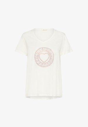 Weißes V-Ausschnitt-T-Shirt mit einem kreisförmigen Muster aus kleinen roten Herzen und Punkten, das auf der Brust zentriert ist.