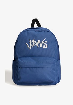 Niebieski plecak z tkaniny z przednią kieszenią i wyraźnym, srebrnym logo "VANS". Okrągły kształt z czarnym pętlowym uchwytem na górze do przenoszenia.