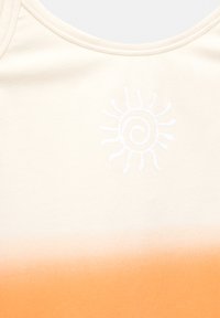 Lichtbeige tanktop met een oranje gradient aan de zoom en een witte zonafbeelding aan de voorkant. Gemaakt van zachte katoenstof.