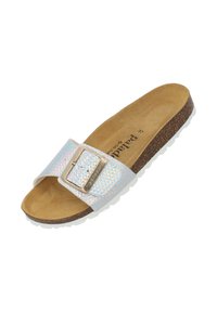 Rutschen-Sandale mit einem strukturierten, schillernden Riemen, einer silbernen Schnalle und einem braunen korkähnlichen Fußbett. Sohle aus weißem Gummi ergänzt das Design.