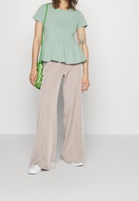 LASCANA Triko s potiskem - green