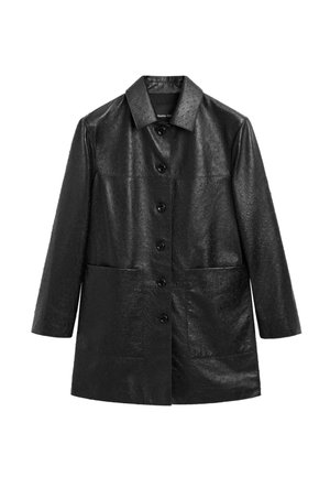 Sort læderfrakke med en struktureret overflade, trekvartærmer, spidse krave og forreste knapper; har to sidelommer.