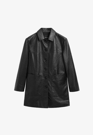 Manteau en cuir noir avec une surface texturée, manches trois-quarts, col pointu et boutons sur le devant ; comprend deux poches latérales.
