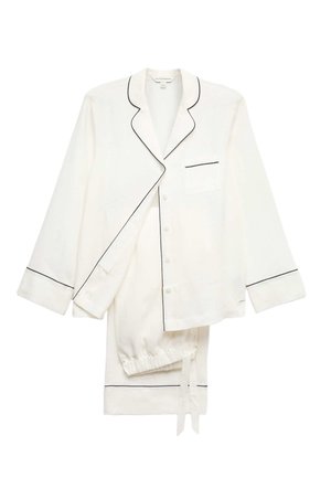 Ensemble de pyjama blanc à manches longues avec bordures noires surpiquées, chemise à boutons, poche poitrine et pantalon à taille élastique avec cordon de serrage.