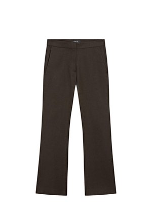 Pantalon droit marron foncé avec poches latérales et une ceinture avec une étiquette centrée.
