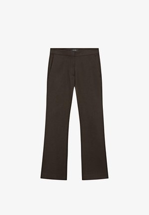 Tmavě hnědé kalhoty s rovnými nohavicemi, bočními kapsami a pasem s umístěnou středovou značkou.
