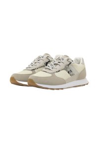 Zapatillas deportivas beige con material de malla y gamuza, que cuentan con cordones gris claro, un acento texturizado y una suela de goma con una ligera curva.