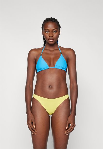 Bikini med en lys blå trekantstop og gule bikinitrusser. Laget av glatt stoff med tynne stropper og diskrete sømmer.