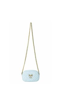 Lichtblauw gecapitonneerd leren schoudertasje met een gouden kettingstrap, met een logo dat op de voorkant is geperst. Compact rechthoekig formaat.