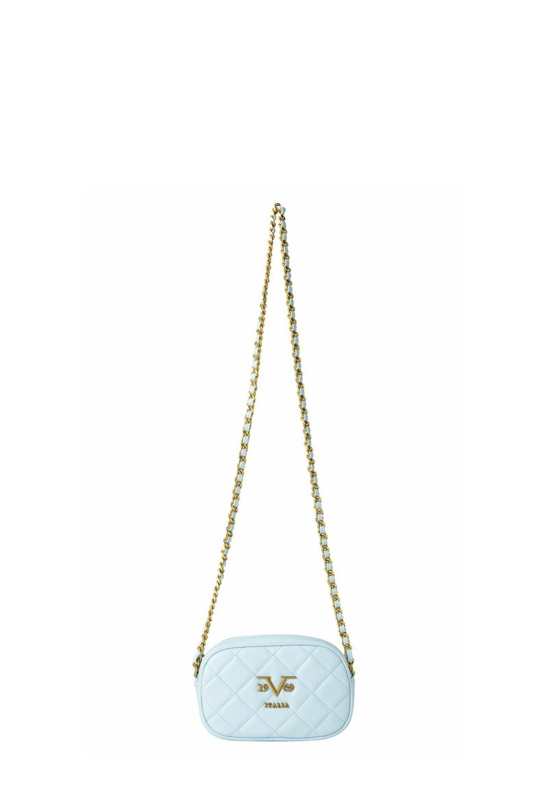 Lichtblauw gecapitonneerd leren schoudertasje met een gouden kettingstrap, met een logo dat op de voorkant is geperst. Compact rechthoekig formaat.