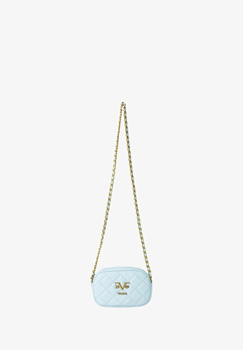 Lichtblauw gecapitonneerd leren schoudertasje met een gouden kettingstrap, met een logo dat op de voorkant is geperst. Compact rechthoekig formaat.