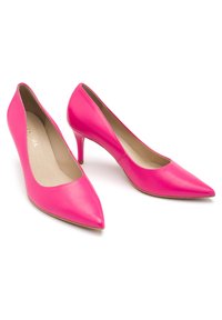 Jasnoróżowe lakierowane szpilki z wąskim noskiem i eleganckim krojem, z gładką powierzchnią i smukłymi szpilkami.