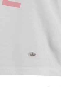 T-shirt en coton blanc avec un imprimé graphique rose. Comprend une petite étiquette en argent embossée avec "LARGO" à l'ourlet. Texture lisse.