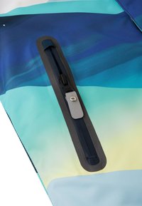 Mnohobarevný batoh s hladkým textilním povrchem, se modrým, zeleným a žlutým gradientem. Externí kapsa na zip má černý lem.