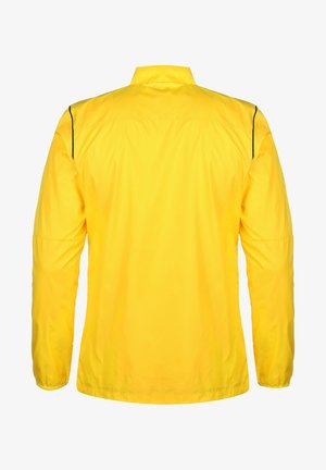 Giacca impermeabile gialla con maniche lunghe, colletto alto e polsini elasticizzati. Presenta linee nere di accento lungo le spalle e sul retro.